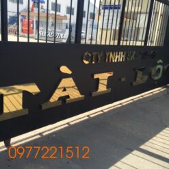 bang-hieu-cong-ty-chu-inox-gan-len-cua-cong-cong-ty-tai-Quan-9-TPHCM