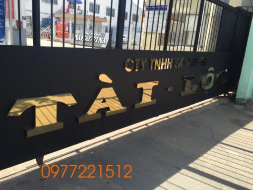 bang-hieu-cong-ty-chu-inox-gan-len-cua-cong-cong-ty-tai-Quan-9-TPHCM