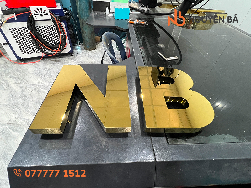 Chữ inox vàng bóng hàn bass hở chân làm chữ hắt sáng