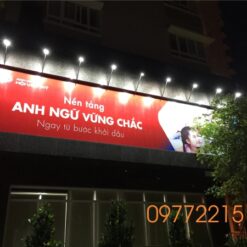 Bảng hiệu bạt hiflex không lộ khung sắt khi có đèn pha chiếu vào.