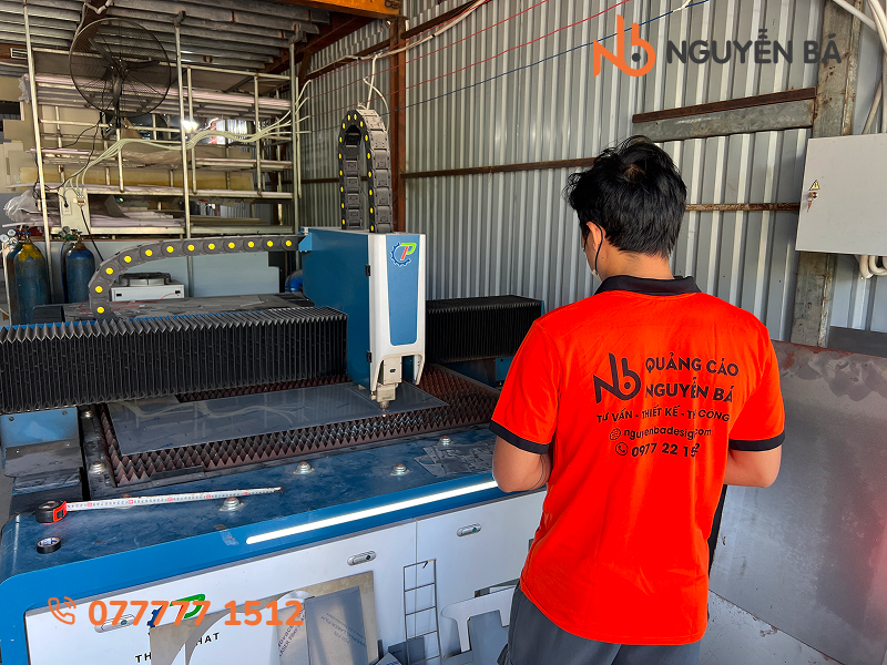 Cắt chữ inox bằng máy laser fiber