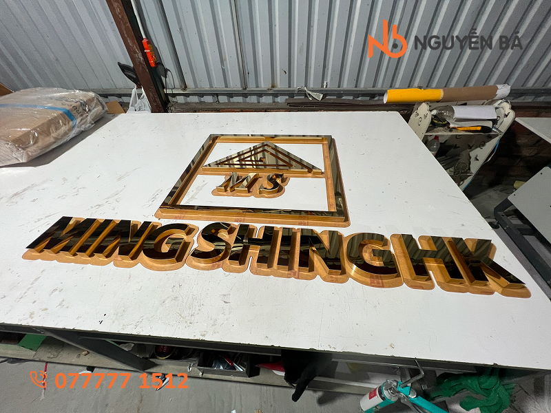 Chữ inox vàng gương sử dụng trong nhà có nền mica trong