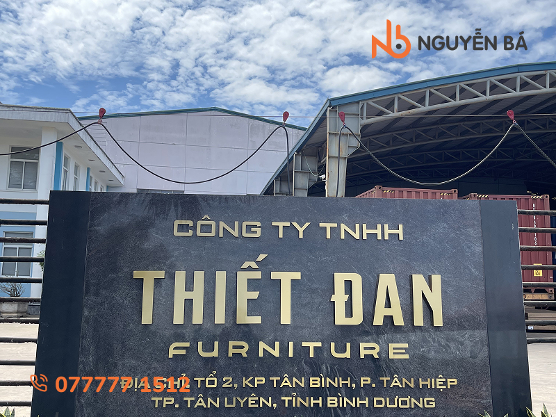 Gia công chữ inox vàng dán trên bảng đá