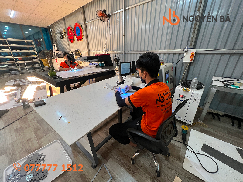Thợ hàn chữ inox bằng máy hàn bàn laser
